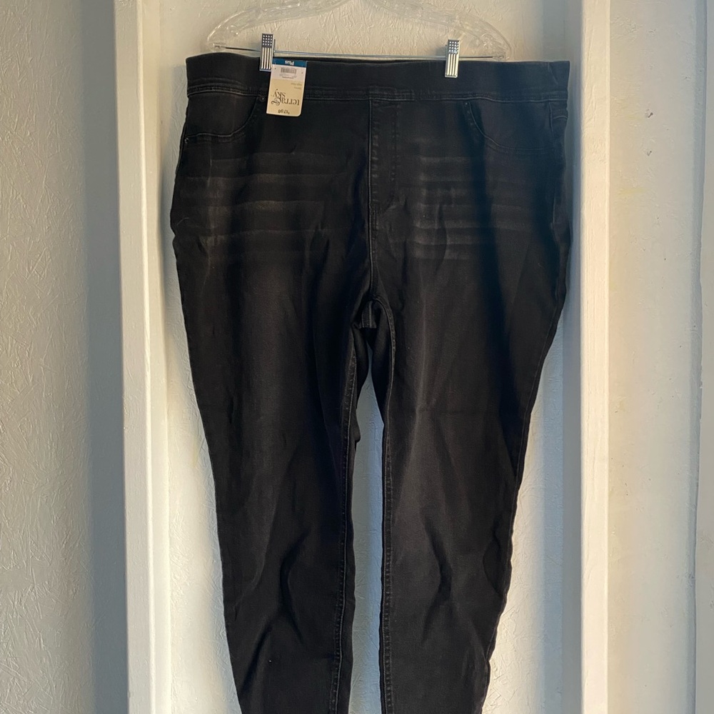 Stylish Black Stretch Pull On Denim Jeans - ignore the wrinkles! 😉